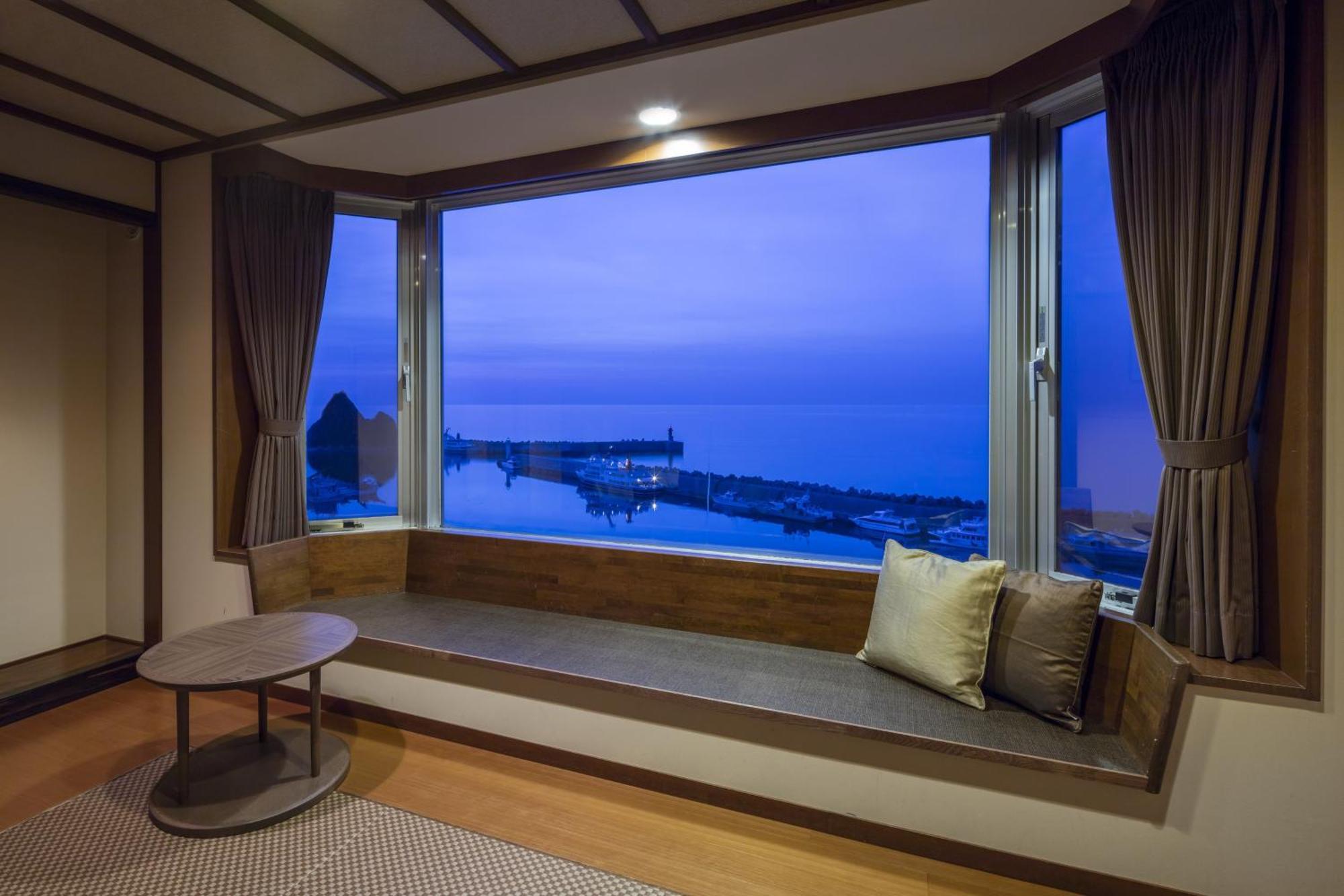 Twin Room with Sea View - High Floor